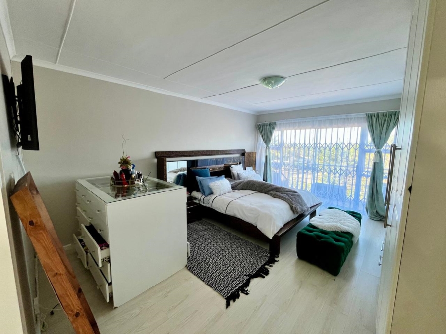 To Let 4 Bedroom Property for Rent in Beacon Bay Eastern Cape